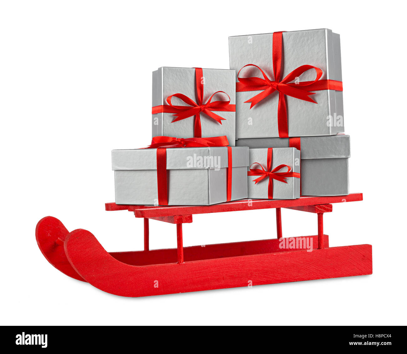 Rot Silber Weihnachten Xmas Geschenk Geschenkkartons auf roten Holz Weihnachtsmann Schlitten isolierten auf weißen Hintergrund Stockfoto