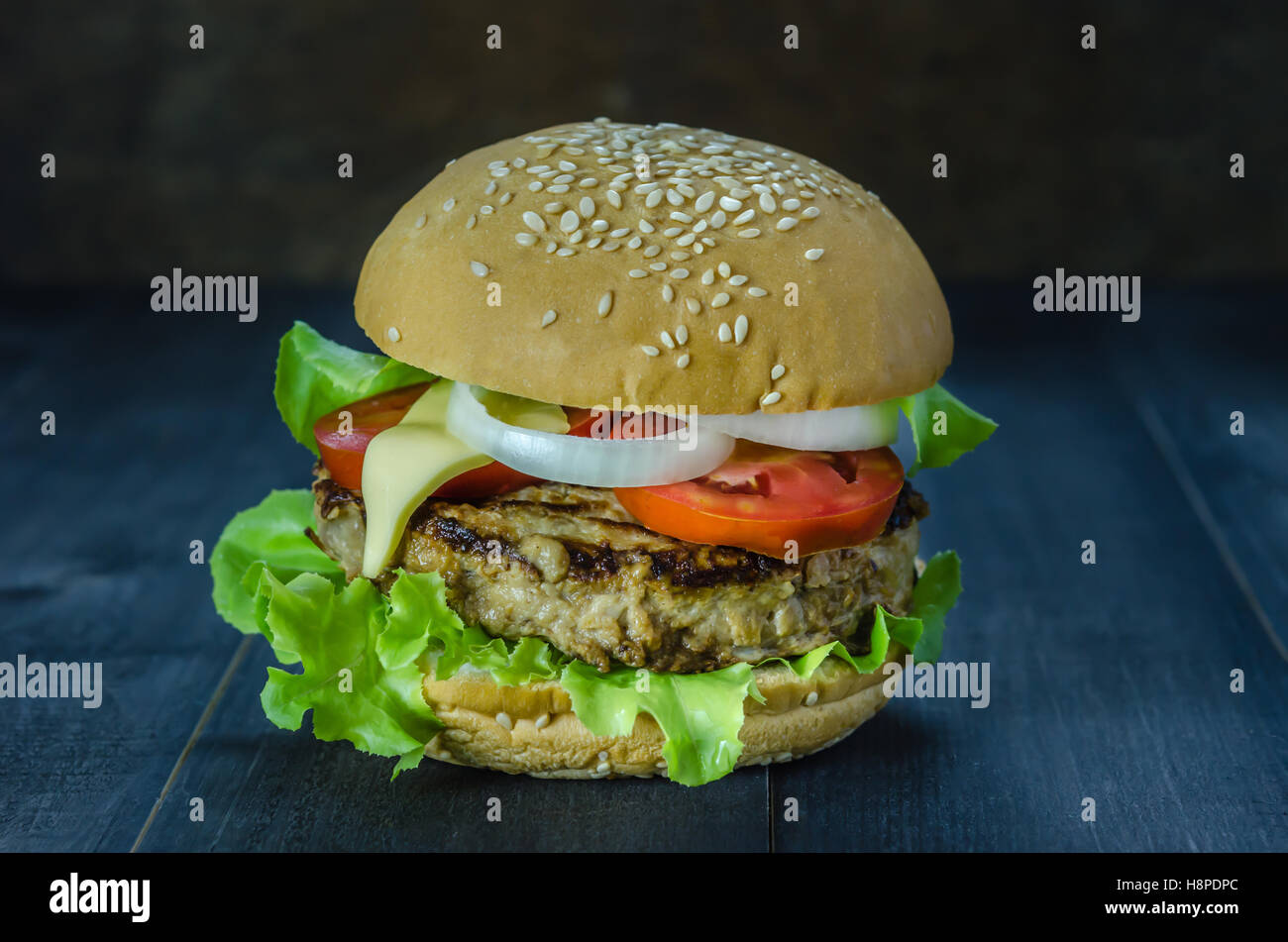 Nahaufnahme des hausgemachten Burger auf Holz- Hintergrund Stockfoto