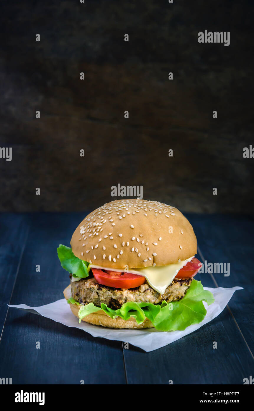 Nahaufnahme des hausgemachten Burger auf Holz- Hintergrund Stockfoto