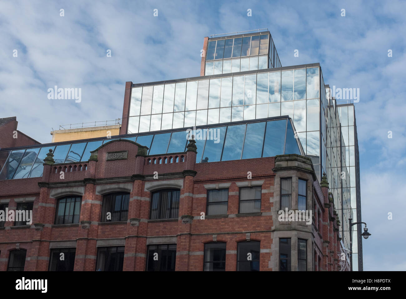 Kontrast des alten und neuen Bürogebäude in Birmingham Business District in der Church Street Stockfoto