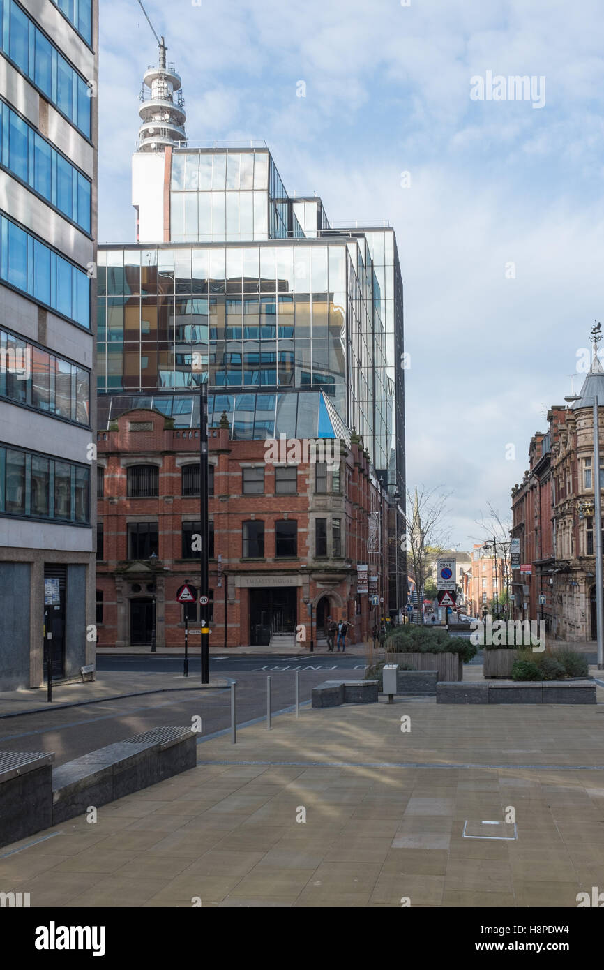 Fußgänger-Bereich und Bürogebäuden in Birmingham Business District in der Church Street Stockfoto