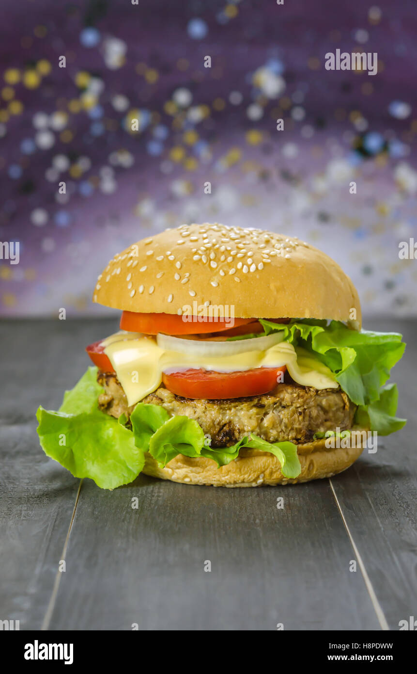 Nahaufnahme des hausgemachten Burger auf Holz- Hintergrund Stockfoto