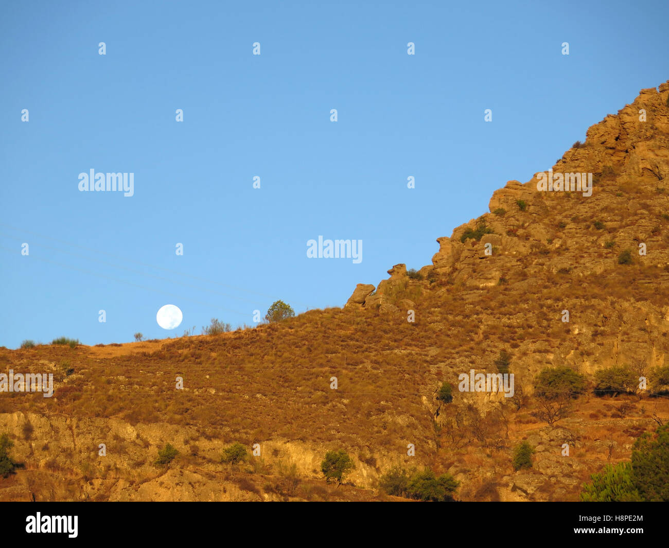 Vollmond über Berg in ländlichen Alora Andalusien Stockfoto