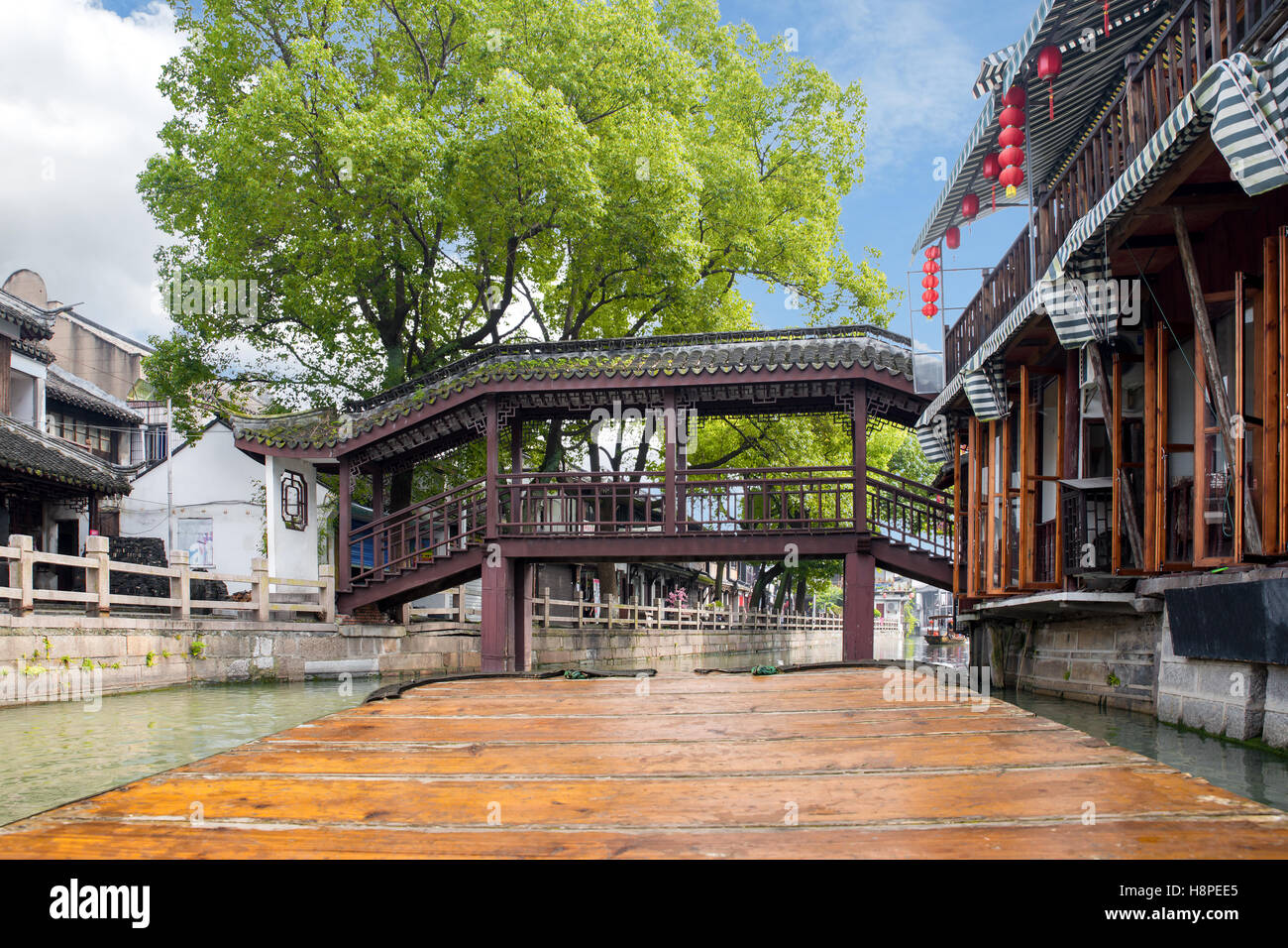 Gesichtspunkt der China traditionelle touristische Boote entlang der Grachten von Shanghai Zhujiajiao Wasserstadt in Shanghai, China. Stockfoto