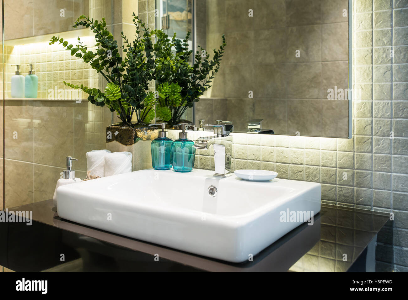 Badezimmer mit Waschbecken Waschbecken Wasserhahn und weißen Handtuch Innenraum. Modernes Design des Badezimmers. Stockfoto