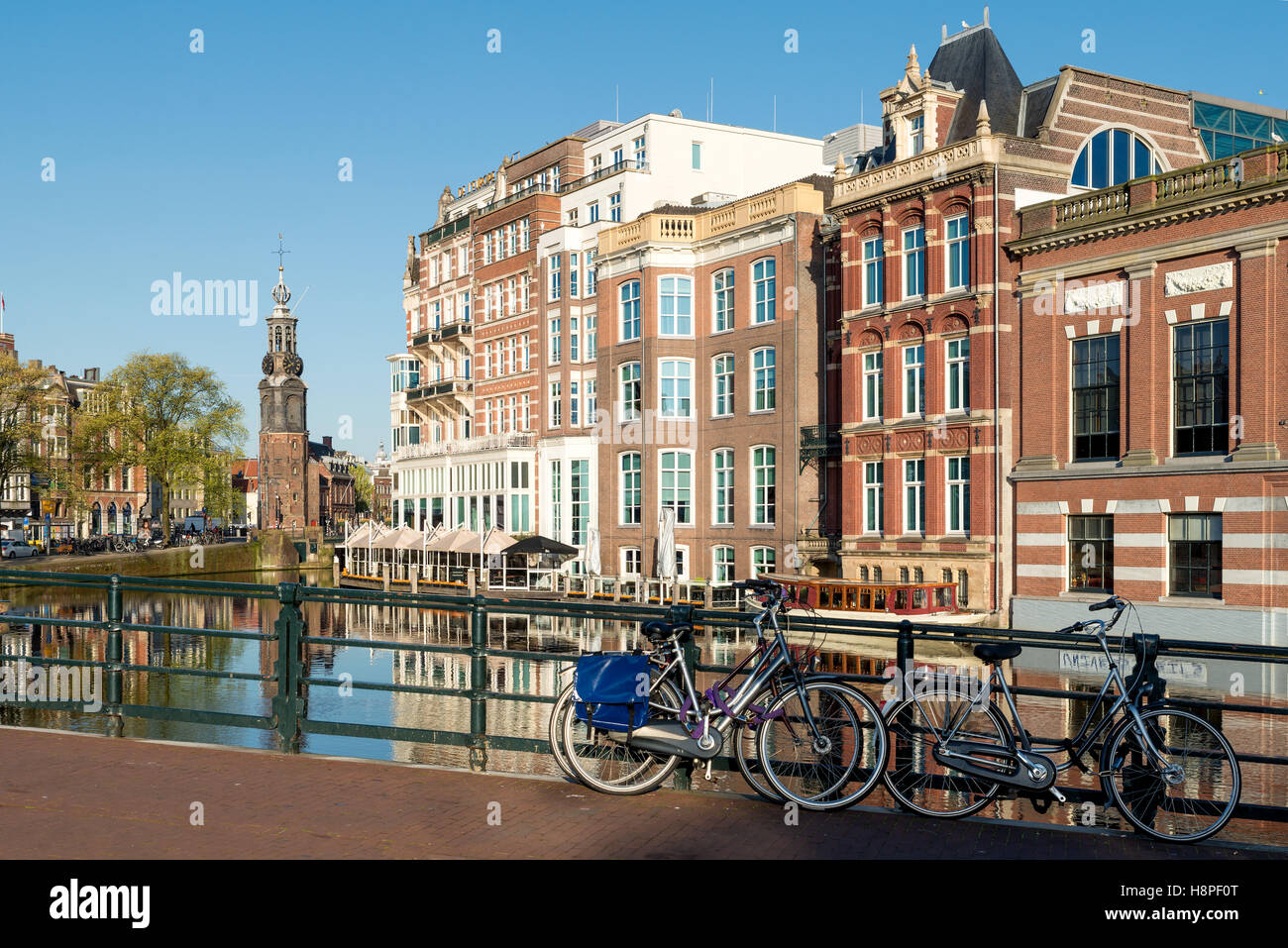 Fahrräder auf der Brücke mit traditionellen Häusern Niederlande und Amsterdam Kanal in Amsterdam, Niederlande. Stockfoto