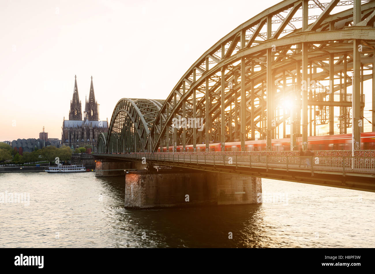 Köln, Deutschland. Bild von Köln mit Kölner Dom und Eisenbahn während des Sonnenuntergangs in Deutschland. Stockfoto