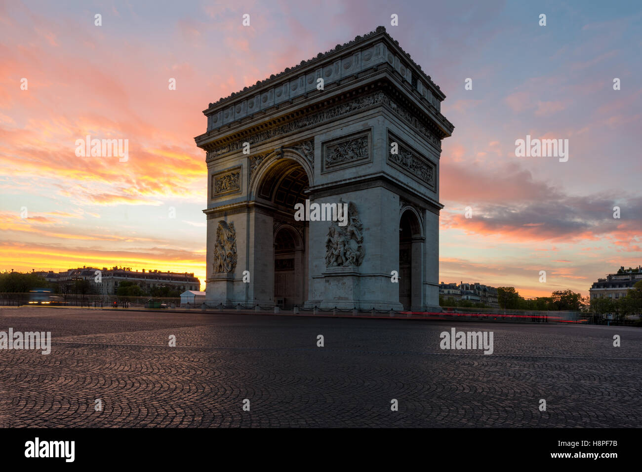 Arc de Triomphe und Champs Elysees, Sehenswürdigkeiten im Zentrum von Paris, bei Sonnenuntergang. Paris, Frankreich Stockfoto