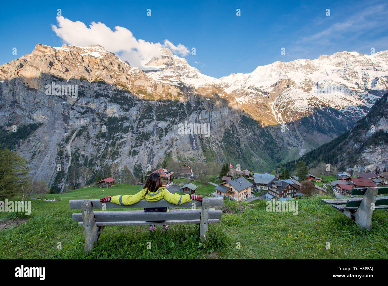Reisende, sitzend und Blick auf die Berge der Schweiz. Schöne Landschaft in der Schweiz Stockfoto