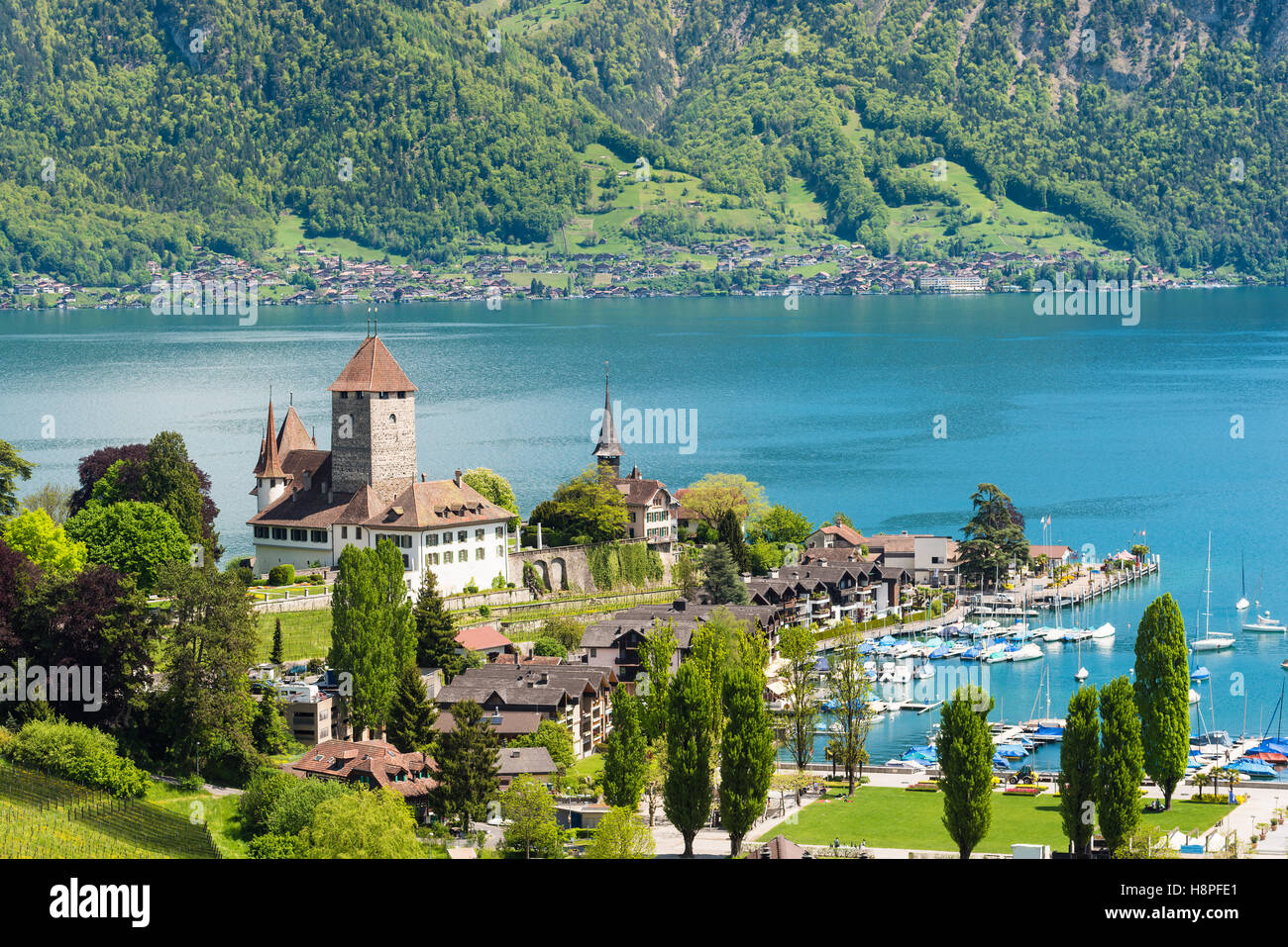 Schloss Spiez mit Yacht Schiff auf dem Thunersee in Bern, Schweiz. Schöne Landschaft in der Schweiz Stockfoto