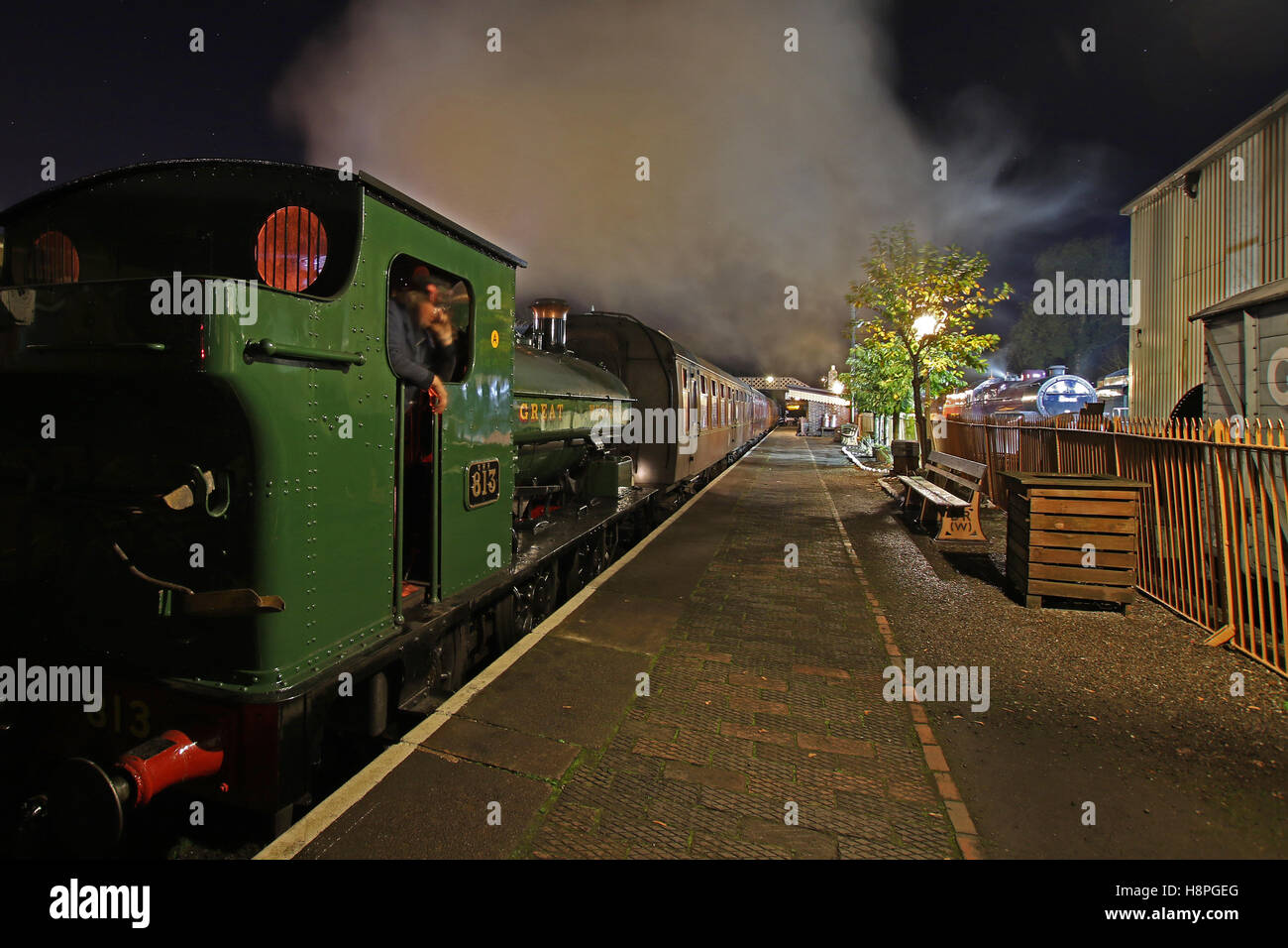 Mondnacht Szene in Shropshire Touristenattraktion Severn Valley Railway als Dampflok 813 Passagiere bei Bridgnorth Station erwartet nach Einbruch der Dunkelheit Stockfoto