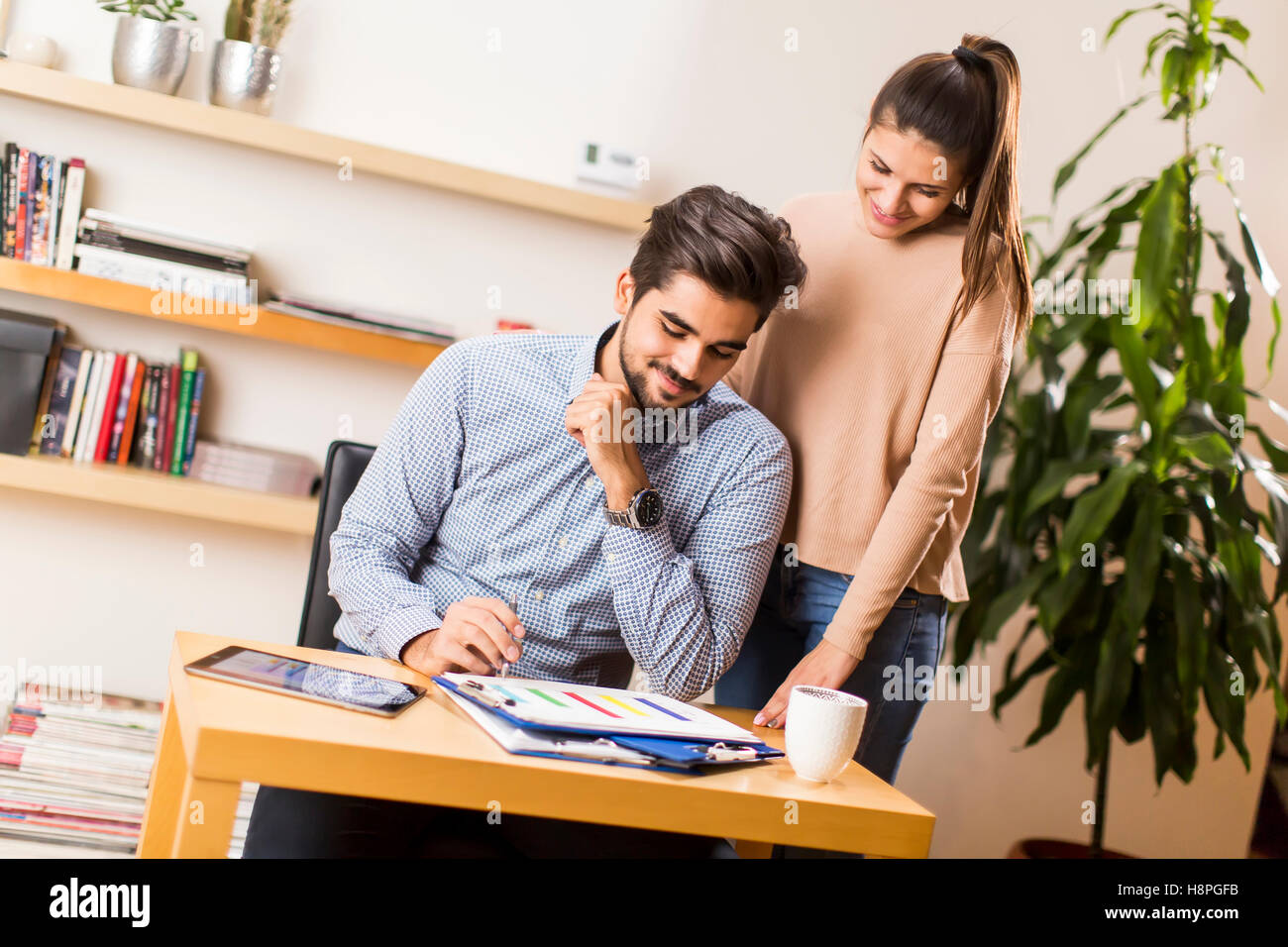 Junges Unternehmen paar Analyse der Geschäftsergebnisse Stockfoto