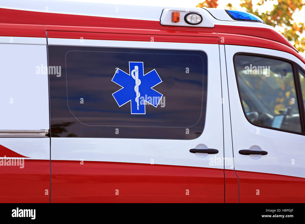 Stern des Lebens, medizinische Sinnbild des Ausnahmezustands auf Krankenwagen Einsatzfahrzeug. Stockfoto