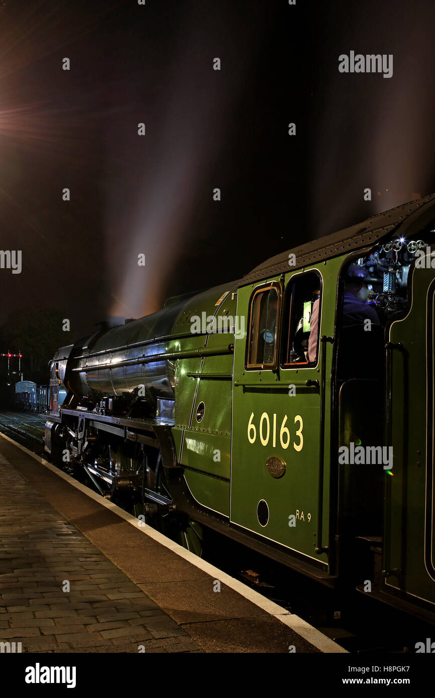 Neue Bauen, Pfeffer Lner Klasse A1 60163 Tornado Dampflok wartet mit einem SVR Service in Steinach Bahnhof bei Nacht Stockfoto