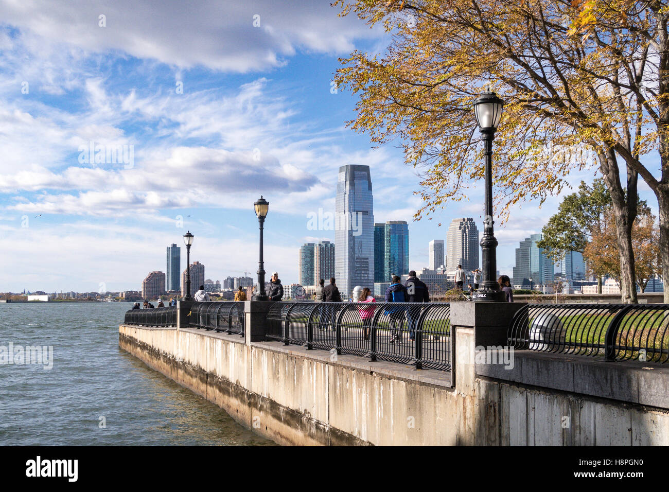 Robert F. Wagner Jr. Park, New Jersey City Skyline und Hudson River, New York Stockfoto