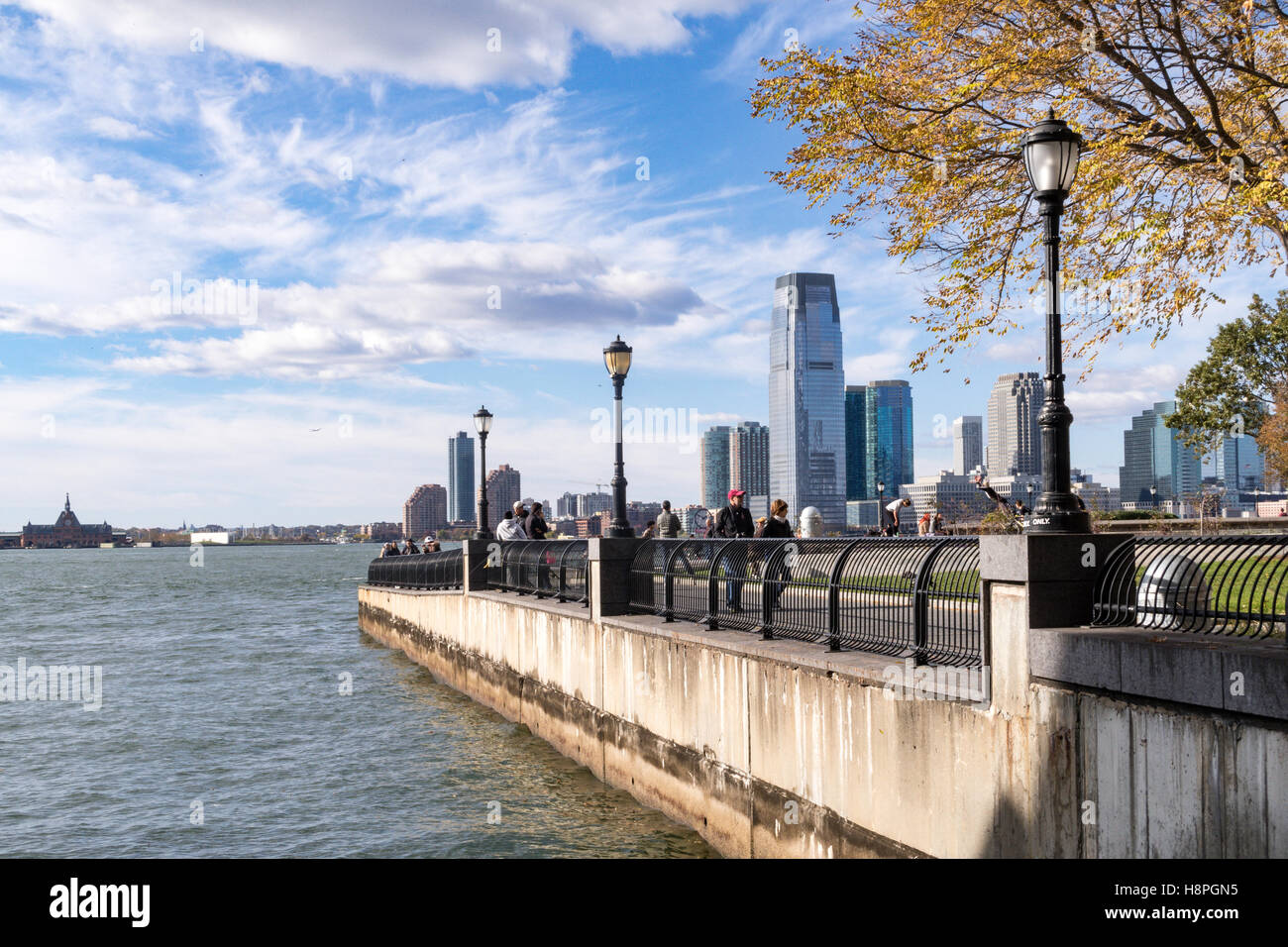 Robert F. Wagner Jr. Park, New Jersey City Skyline und Hudson River, New York Stockfoto