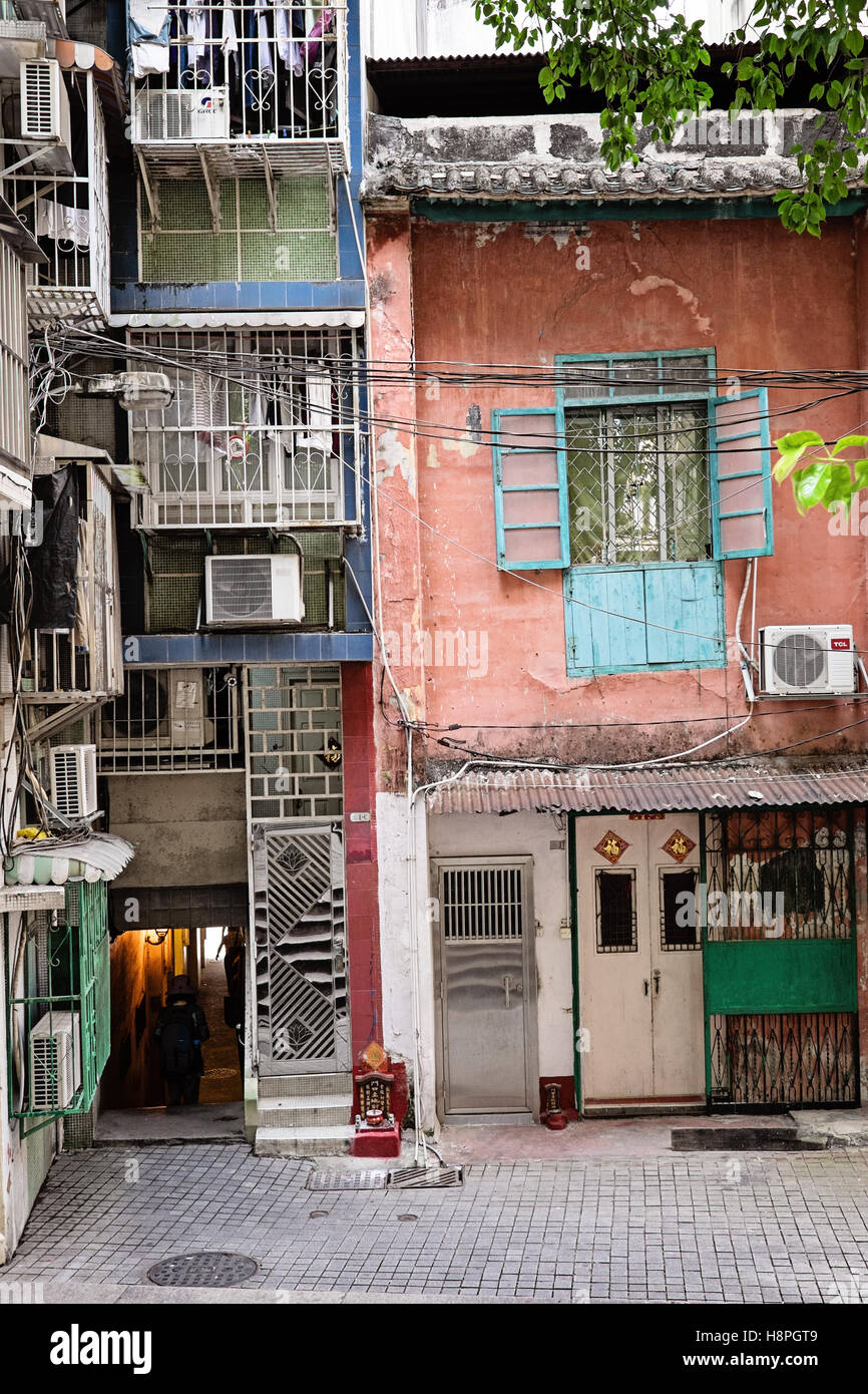 Vorderansicht der bunten Häuser in Macau mit kleiner Schrein Stockfoto