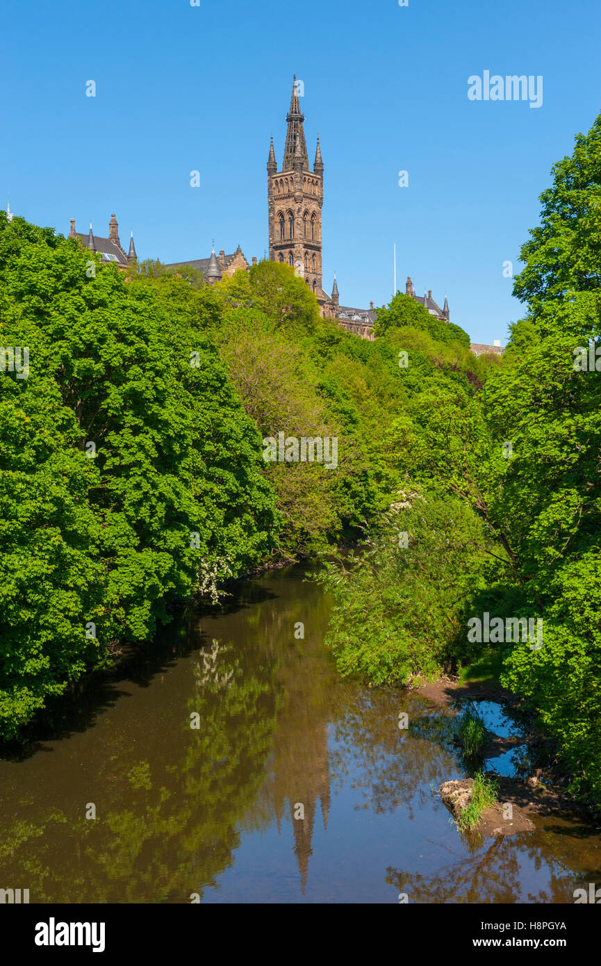 Der Turm der Glasgow University, entworfen von Gilbert Scott. Mit dem Fluss Kelvin in der foregroud Stockfoto