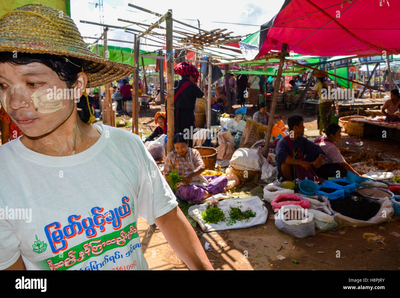 Einheimischen Verkauf und Kauf von frischen und trockenen Produkten am Freitagsmarkt in Myanmar Stockfoto