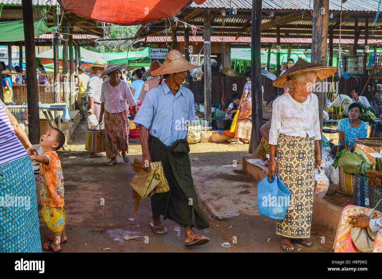 Einheimischen Verkauf und Kauf von frischen und trockenen Produkten am Freitagsmarkt in Myanmar Stockfoto
