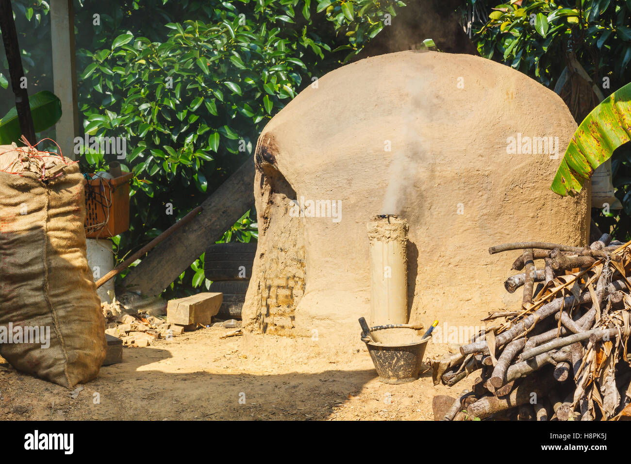 Kleine Holzkohle Verbrennungsanlage auf dem Lande, Thailand. Stockfoto