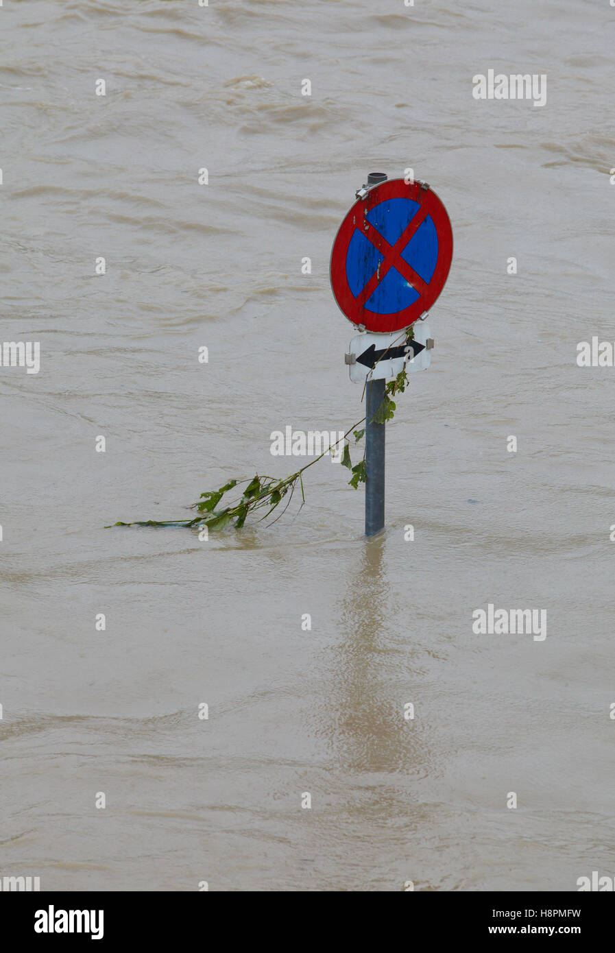 Kein Parkplatz Zeichen im Hochwasser Stockfoto
