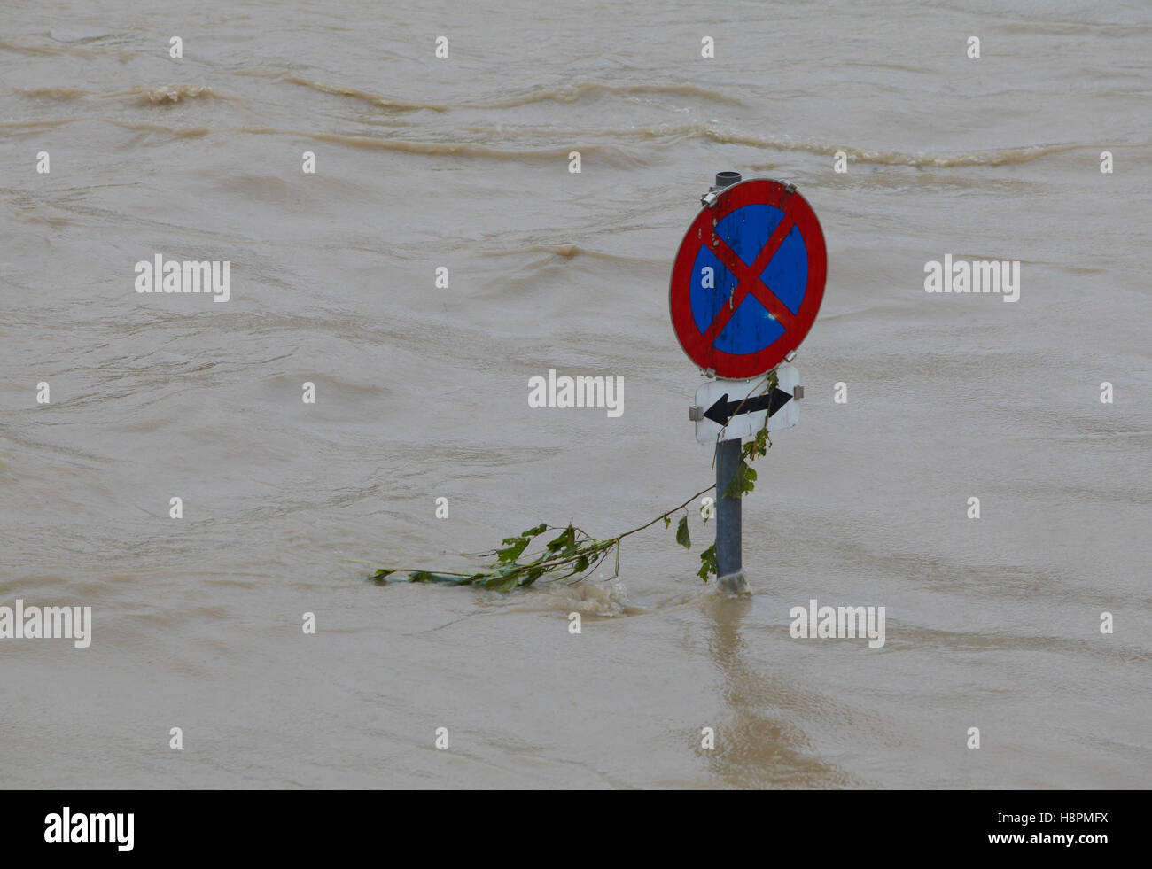 Kein Parkplatz Zeichen im Hochwasser Stockfoto