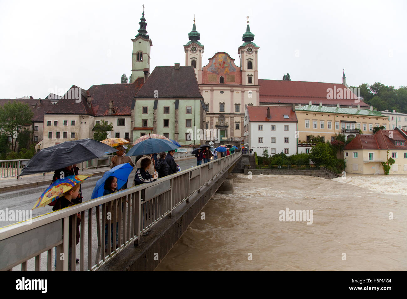 Zuschauer, Enns Hochwasser in Steyr, Oberösterreich, Österreich, Europa Stockfoto