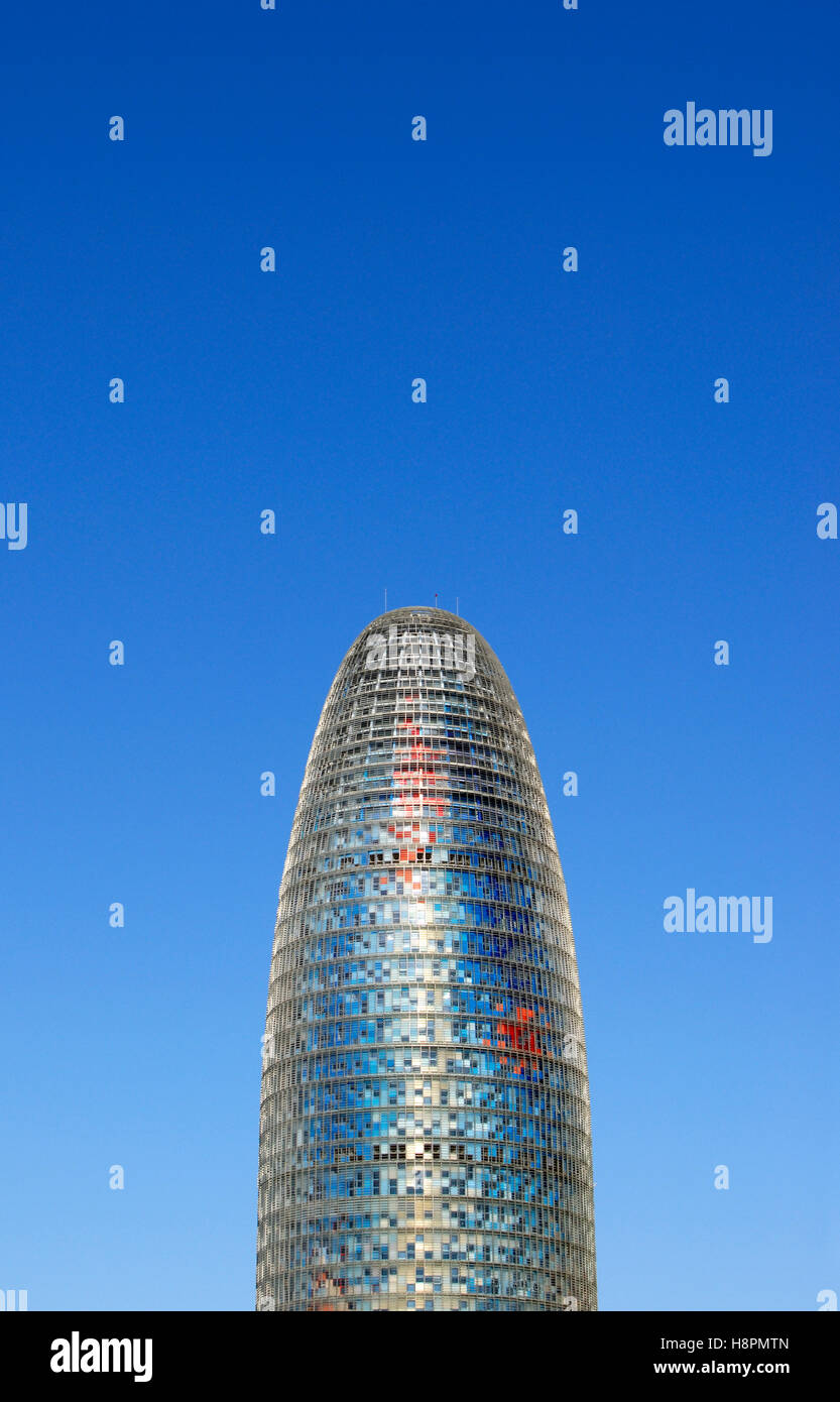 Moderne Torre Agbar Wolkenkratzer am Plaça de Les Glories Catalana in Barcelona, entworfen von Architekt Jean Nouvel, Catalonia Stockfoto