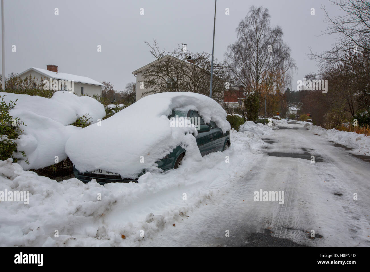 Beschneite Auto nach starkem Schneefall. Stockfoto