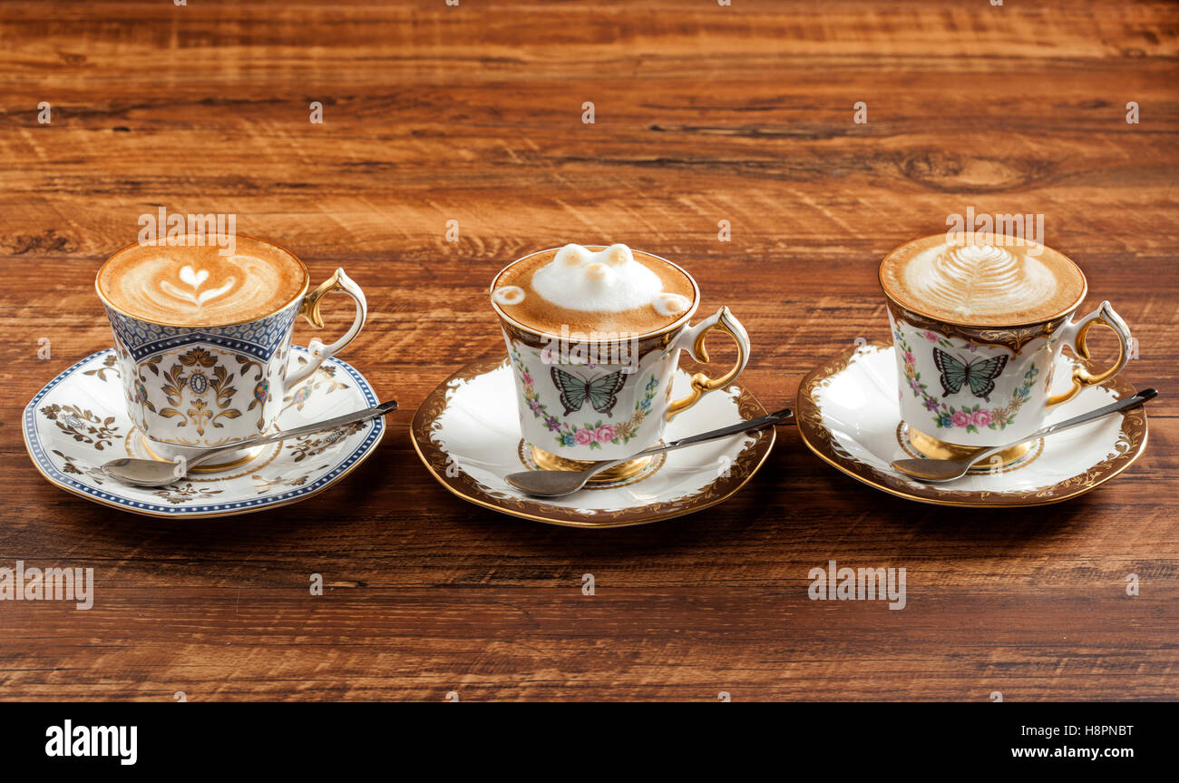 Drei Latte Art Kaffee auf klassische Kaffeetasse Stockfoto