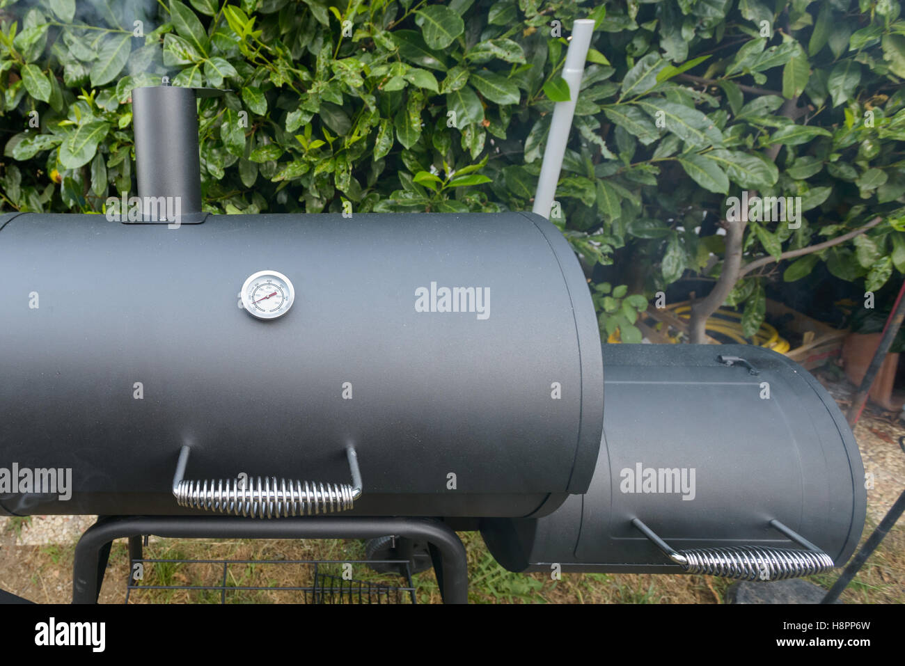 Ein schwarzen Grill bereit für einen langsamen Kochen Grillen zog Schweinefleisch und Rippen Stockfoto