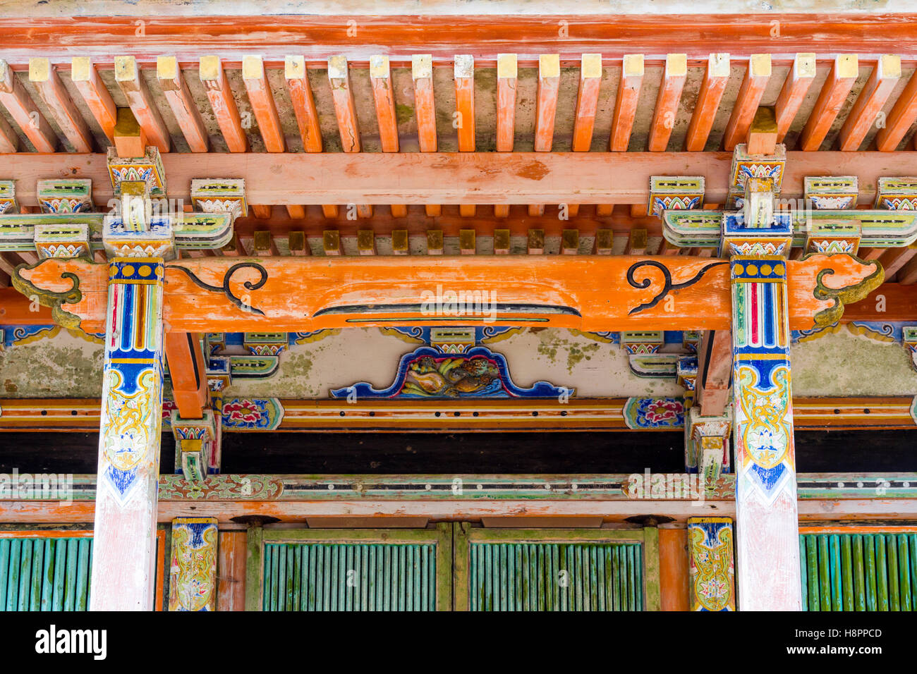 Japan, Koya, AKA koyasan, Okunoin Friedhof. Bemalte Mausoleum Halle Kennzeichnung das Grab von uesugi Kenshin, Warlord. Dach Schnitzereien über Eingang. Stockfoto