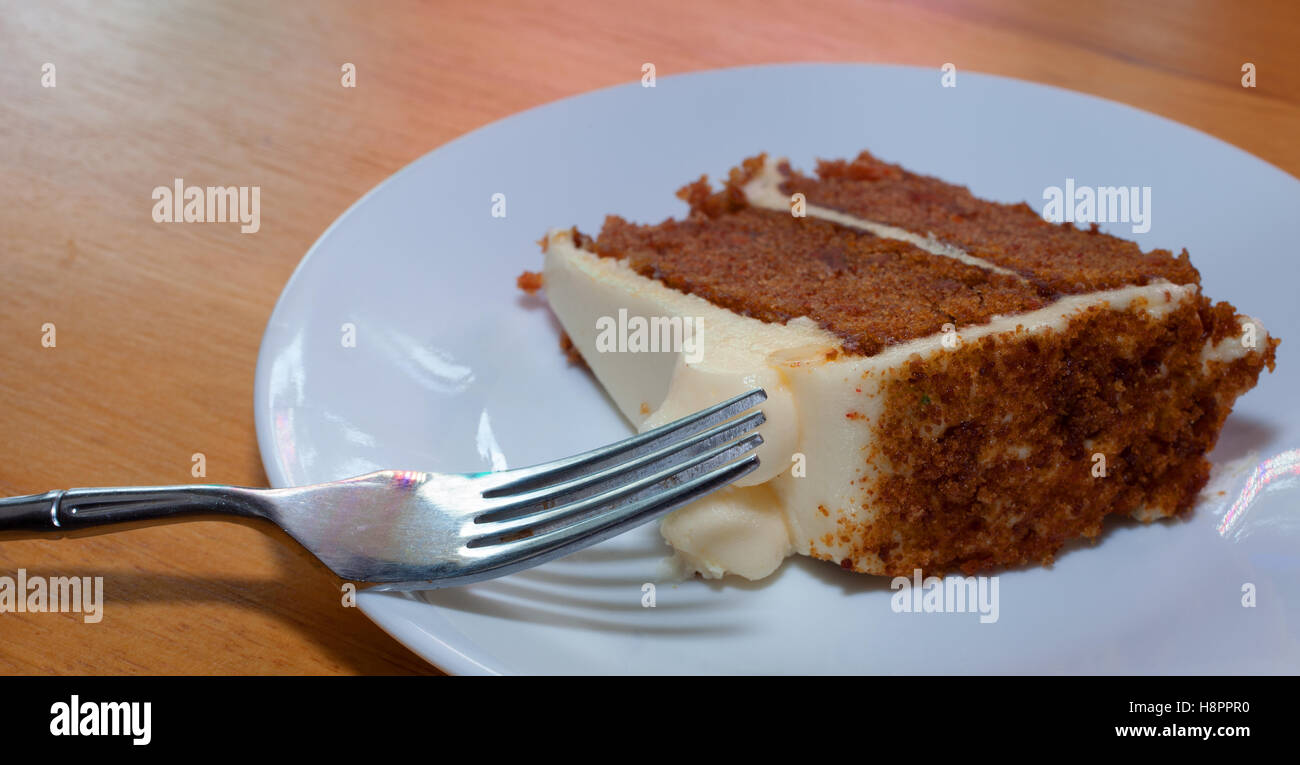 Karotte-Kuchen und einer Gabel auf einem weißen Teller Stockfoto