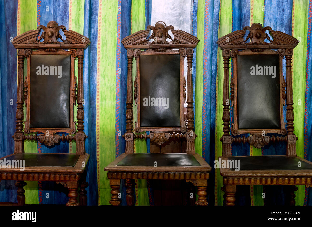 Drei alte Stühle Stockfoto