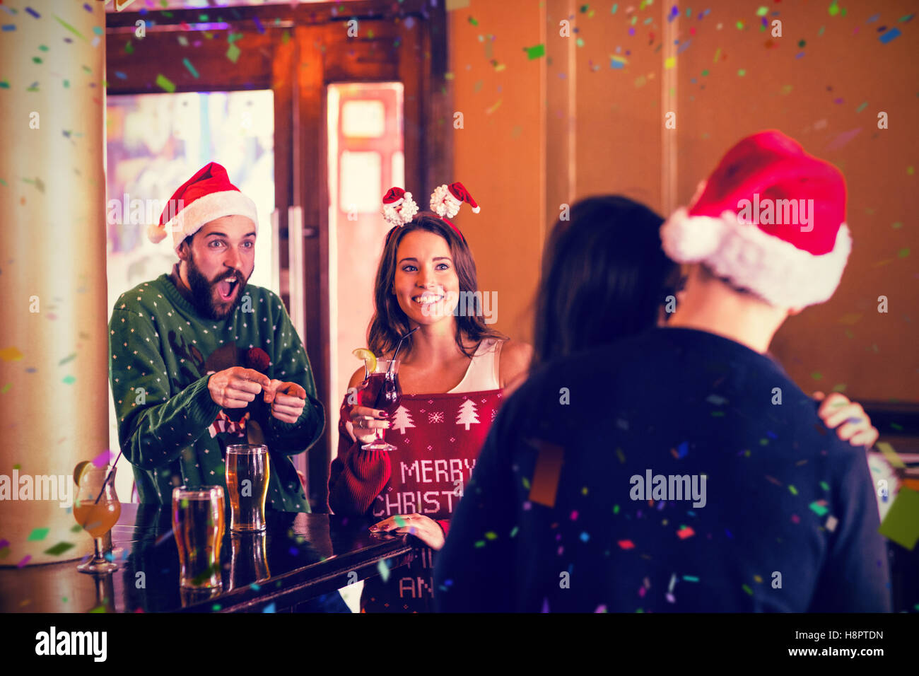 Zusammengesetztes Bild festliche Freunde mit Getränken Stockfoto