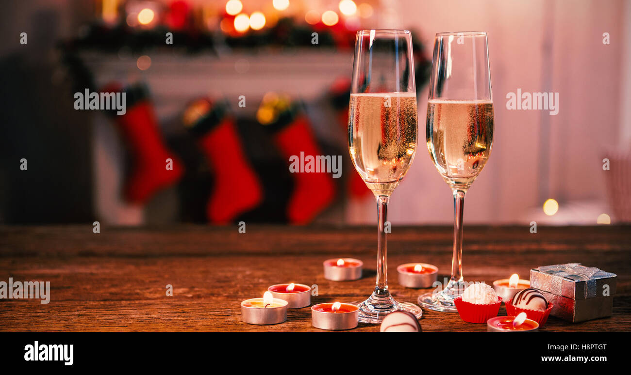 Champagne Flute und Geschenke Box auf Holztisch Stockfoto