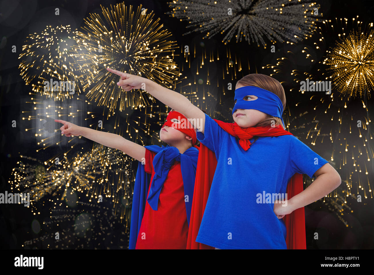Zusammengesetztes Bild von maskierten Kindern vorgibt, Superhelden Stockfoto