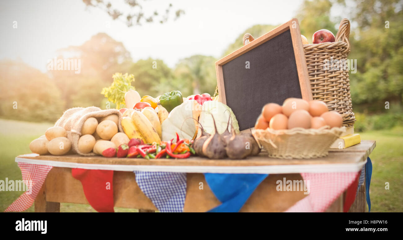 Gemüse und Essen am Tisch mit Schiefer Stockfoto