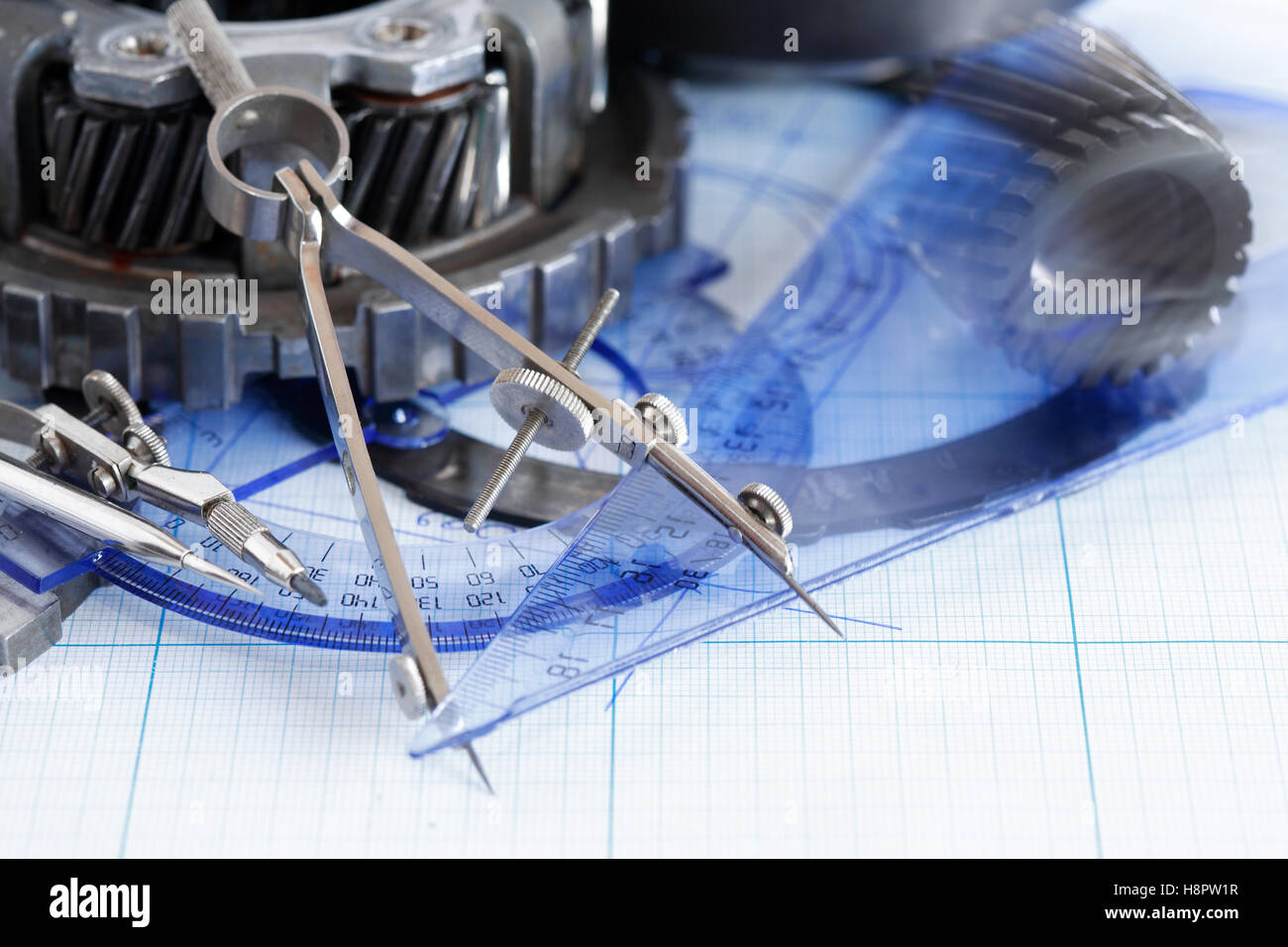 Engineering-Konzept. Satz von Zahnrädern in der Nähe von Teiler auf Blaupause Stockfoto