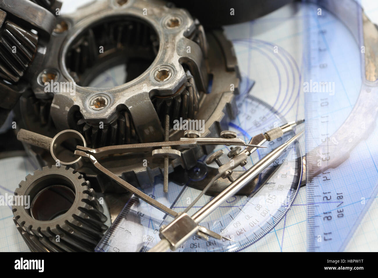 Engineering-Konzept. Satz von Zahnrädern in der Nähe von Teiler auf Blaupause Stockfoto