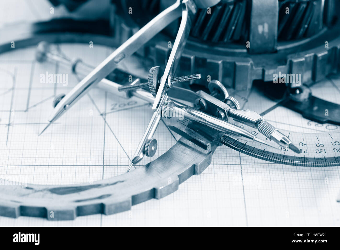 Engineering-Konzept. Satz von Zahnrädern in der Nähe von Teiler auf Blaupause Stockfoto