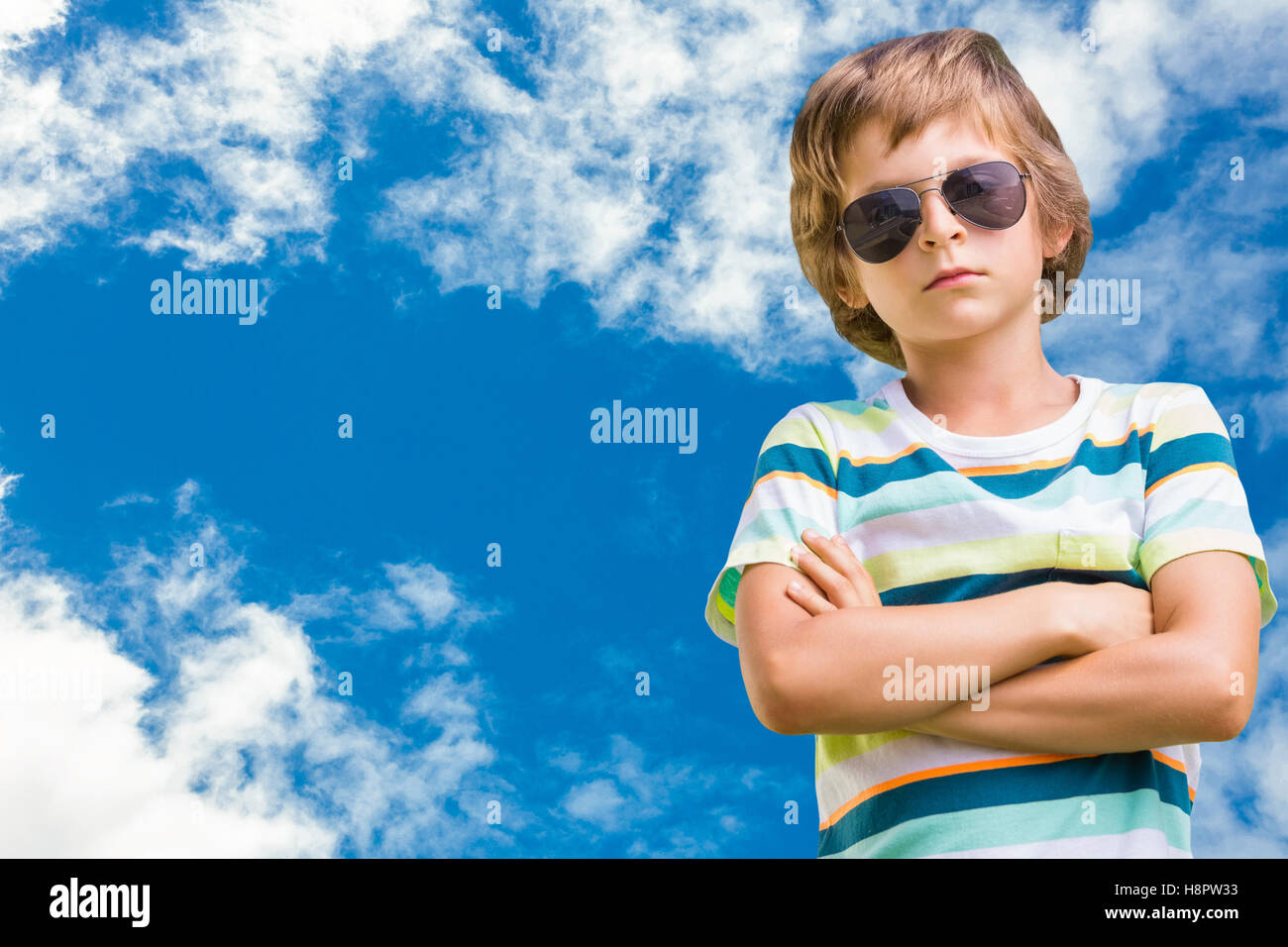 Zusammengesetztes Bild des Kindes mit Sonnenbrille Stockfoto