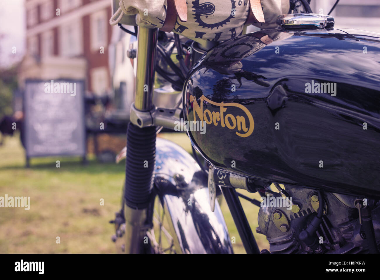 Norton Commando Motorrad auf Malle, The Mile Racing Event. London. Vintage / Retro-Filter angewendet Stockfoto