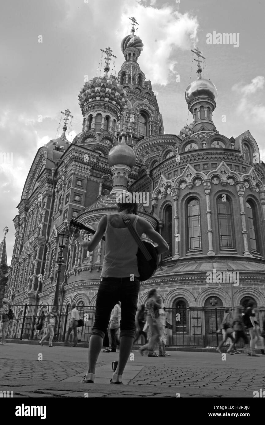 Straßenmusiker vor Kirche des Retters auf Blut, St Petersburg, Russland Stockfoto