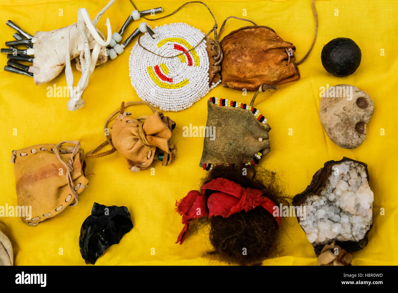 Santa Fe, New Mexico, USA. Verschiedene indianische Totems, die die Verbandstasche ausmachen. Stockfoto
