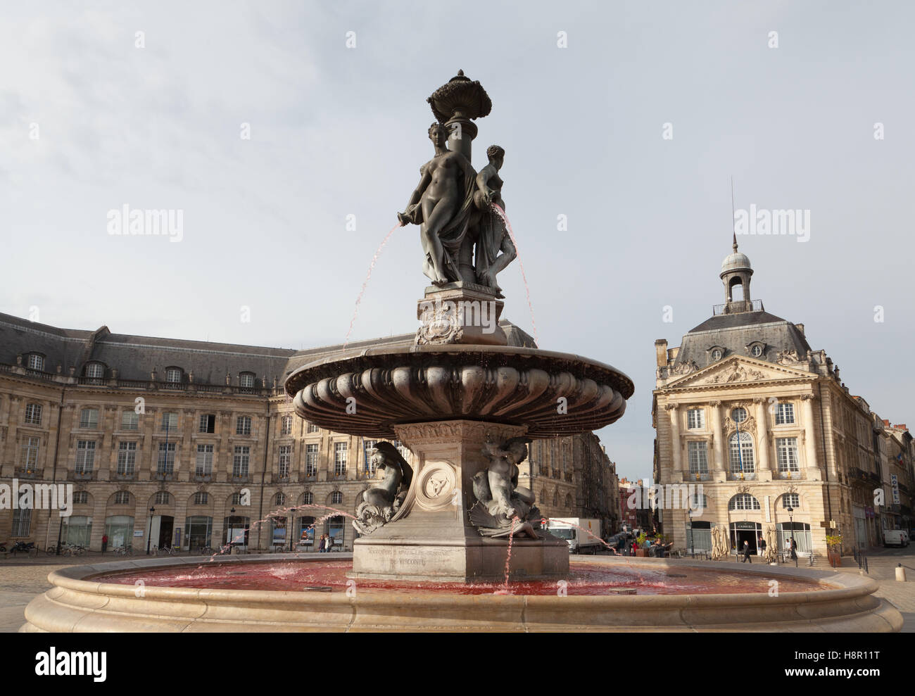 Brunnen der drei Grazien mit roten Wasser auf der Place De La Bourse, Bordeaux, Frankreich-Gironde Abteilung. Stockfoto