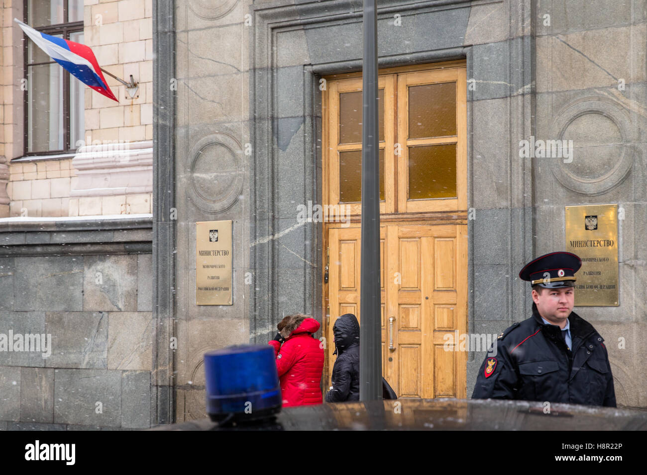 Moskau, Russland. 15. November 2016. Ein Auto des staatlichen Kuriere Dienst in der Nähe der russischen Ministerium für Wirtschaftsentwicklung 1st Tverskaya-Yamskaya Straße. Stockfoto