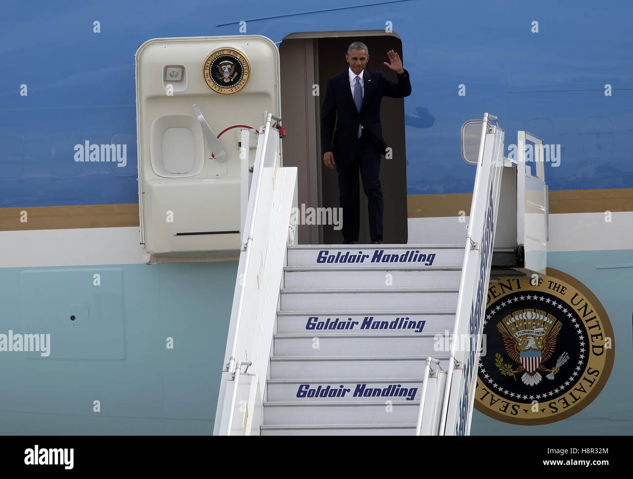 Athen, Griechenland, 15 Nov., 2016:U.S. Präsident Barack Obama kommt am Athener Flughafen. Präsident Barack Obama kam in Griechenland auf der ersten Station seiner letzten Auslandsreise als Präsident Credit: VASILIS VERVERIDIS/Alamy Live News Stockfoto