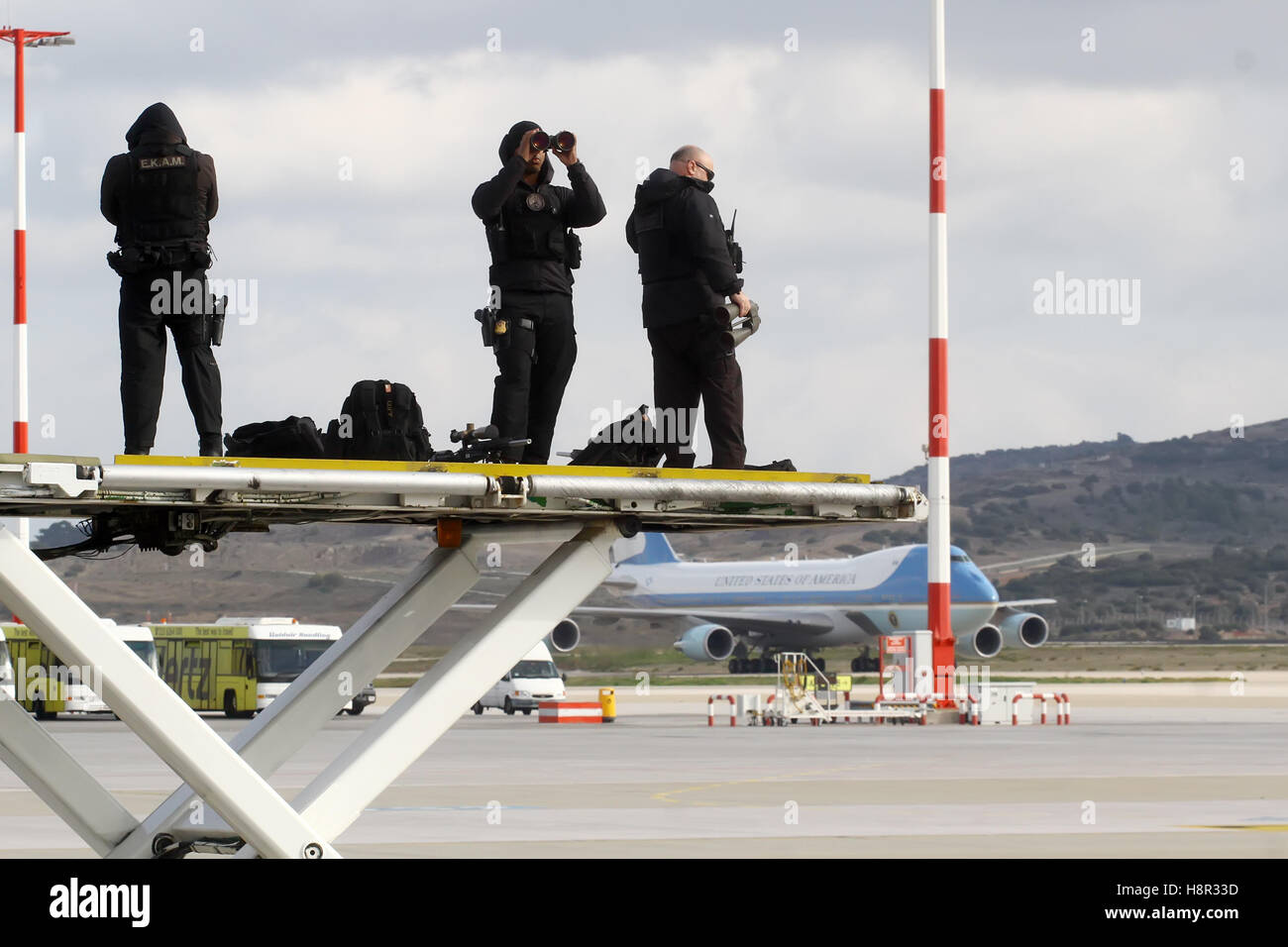 Athen, Griechenland, 15. November 2016. Ein Scharfschütze soll seine Waffe sichern das Gebiet als Präsident Barack Obama bei der Athens International Airport Eleftherios Venizelos Credit ankommt: VASILIS VERVERIDIS/Alamy Live News Stockfoto